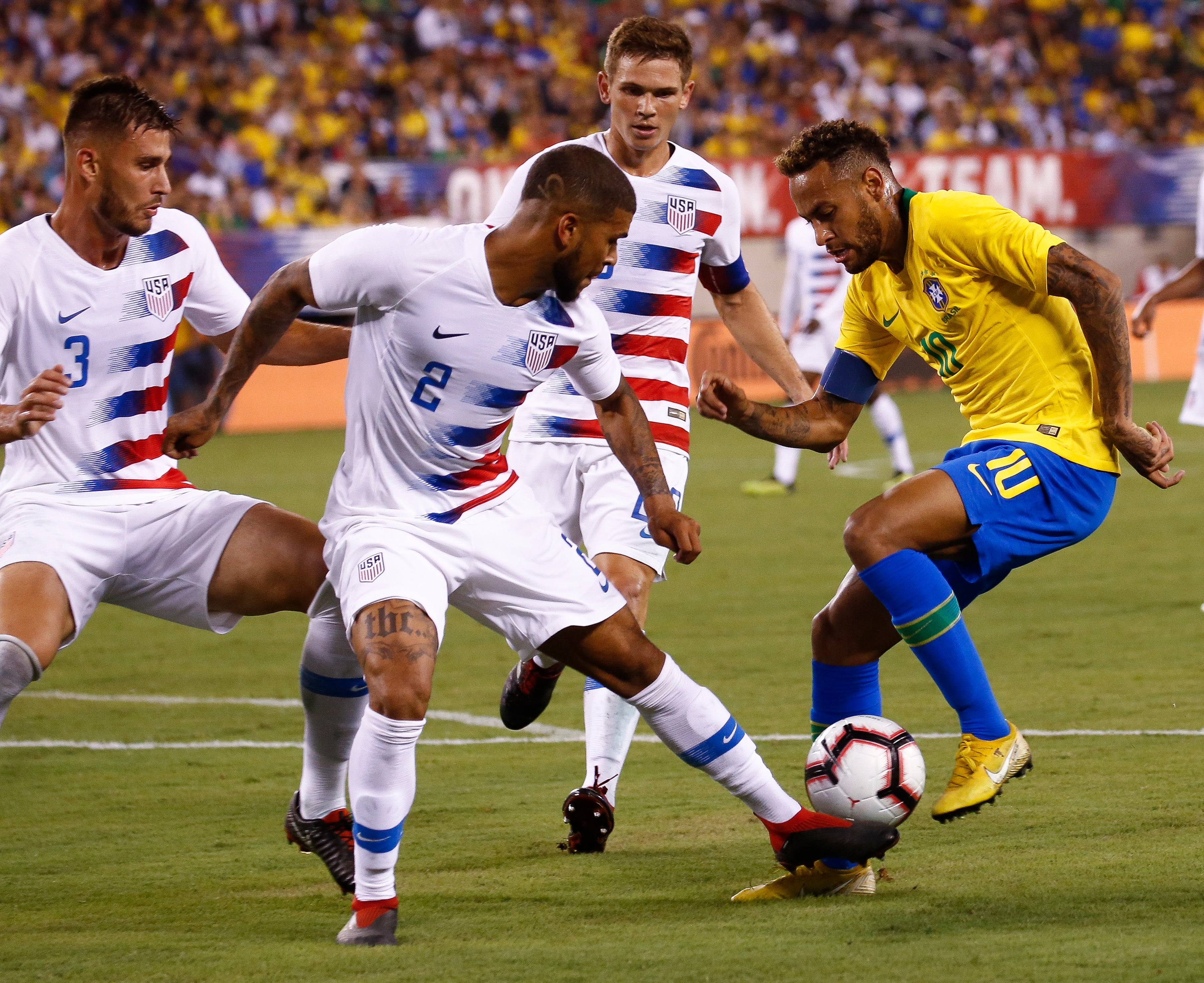 Yedlin, al árbitro tras hacer una falta a Neymar: "¿Usted vio el Mundial?" Yedlin, al árbitro tras hacer una falta a Neymar: "¿Usted vio el Mundial?"