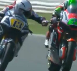 Fenati le toca el freno a Manzi Fenati le toca el freno a Manzi