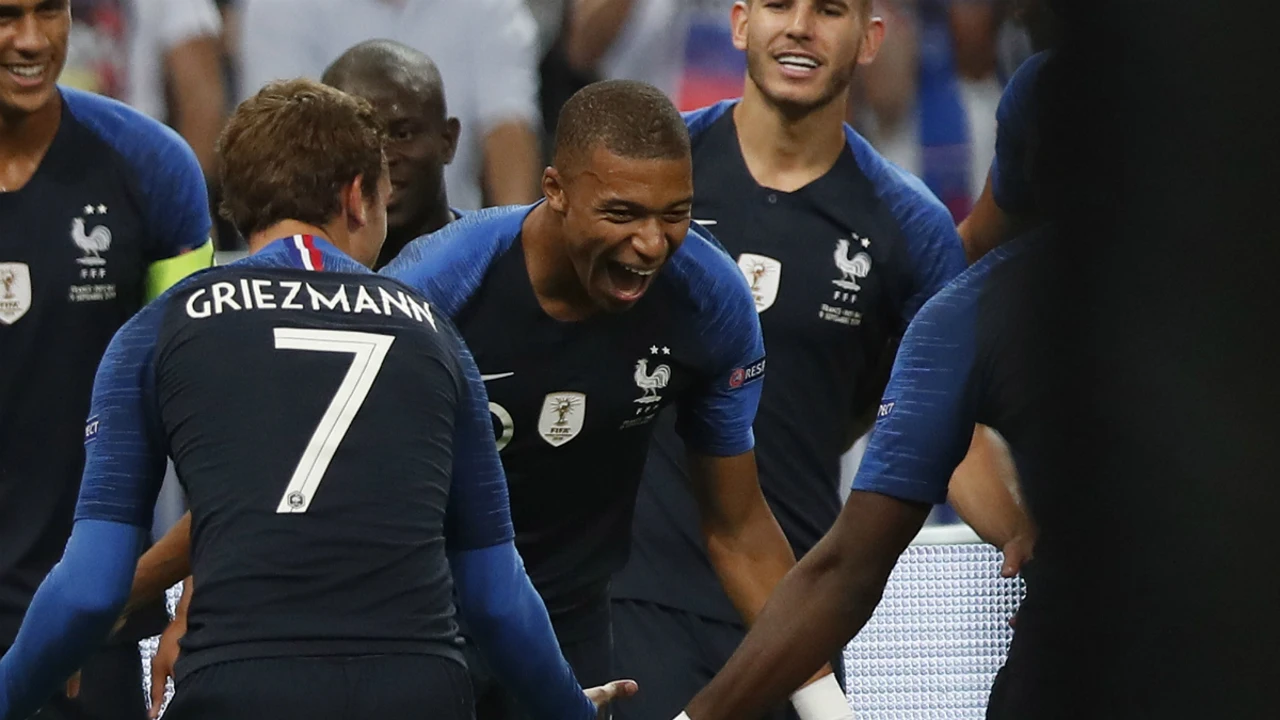 Griezmann celebra un gol con Mbappé
