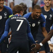 Griezmann celebra un gol con Mbappé