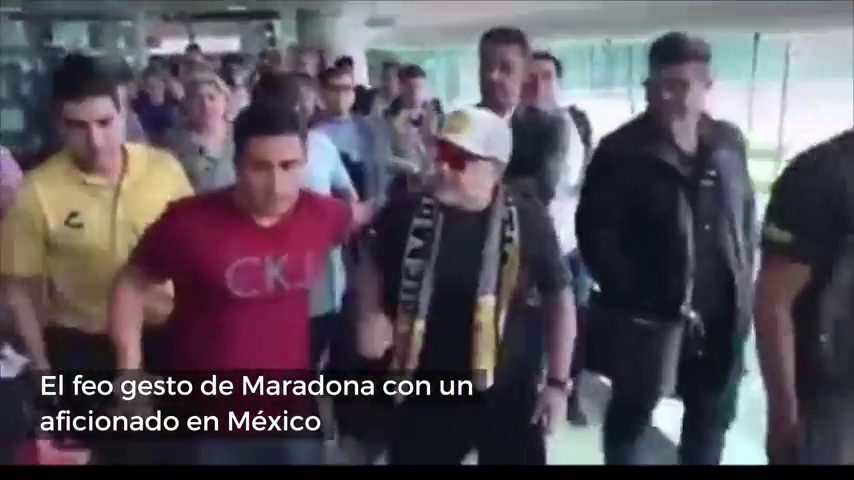 Mal comienzo de Maradona en México: el feo gesto con un aficionado a su llegada Mal comienzo de Maradona en México: el feo gesto con un aficionado a su llegada