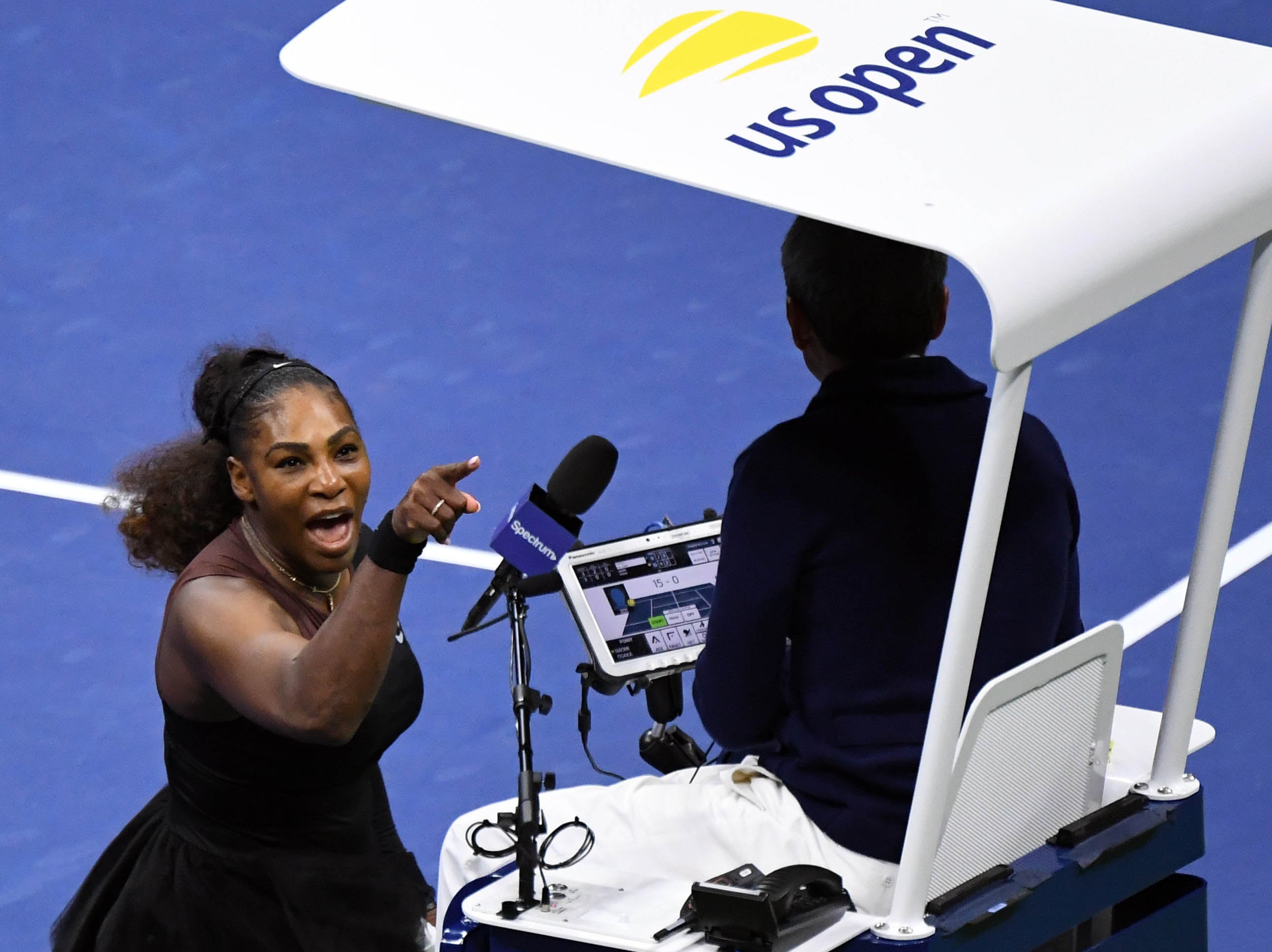Serena Williams acusa al árbitro de machista: "Nunca le quitó un juego a un hombre por llamarle ladrón" Serena Williams acusa al árbitro de machista: "Nunca le quitó un juego a un hombre por llamarle ladrón"