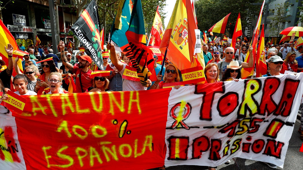2.000 personas se manifiestan en Barcelona por la unidad de España 2.000 personas se manifiestan en Barcelona por la unidad de España