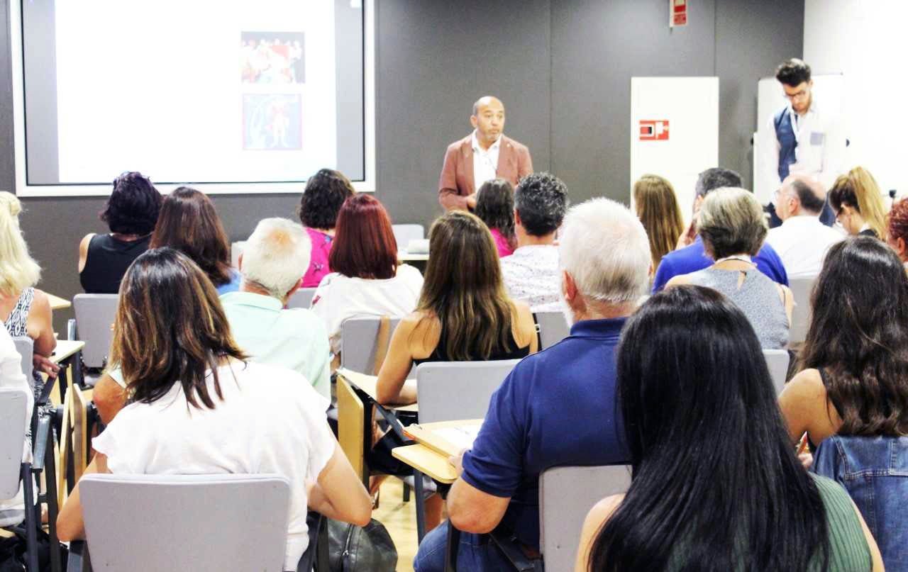 La Sociedad Española de Suicidología profundiza en Elche en la relación de las redes sociales con las conductas suicidas en adolescentes La Sociedad Española de Suicidología profundiza en Elche en la relación de las redes sociales con las conductas suicidas en adolescentes