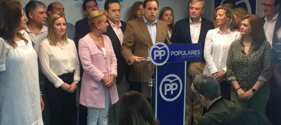 Francisco Núñez, rodeado de numerosos dirigentes del PP de C.Real Francisco Núñez, rodeado de numerosos dirigentes del PP de C.Real