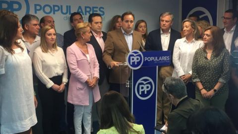 Francisco N&uacute;&ntilde;ez, rodeado de numerosos dirigentes del PP de C.Real