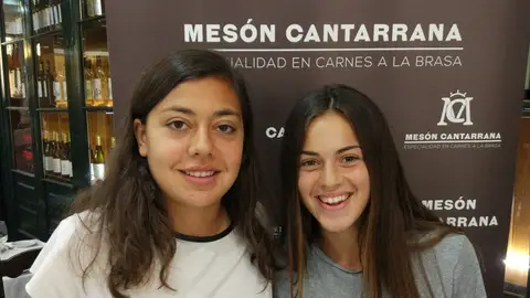 Paula Fernández y Ruth Acedo, jugadoras del Málaga CF Femenino, en la Taberna Cantarrana Paula Fernández y Ruth Acedo, jugadoras del Málaga CF Femenino, en la Taberna Cantarrana