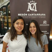 Paula Fernández y Ruth Acedo, jugadoras del Málaga CF Femenino, en la Taberna Cantarrana Paula Fernández y Ruth Acedo, jugadoras del Málaga CF Femenino, en la Taberna Cantarrana