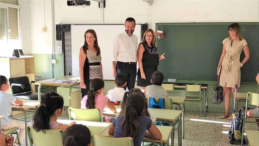 El alcalde de Elche en un colegio de la ciudad el primer día del curso 2017-2018