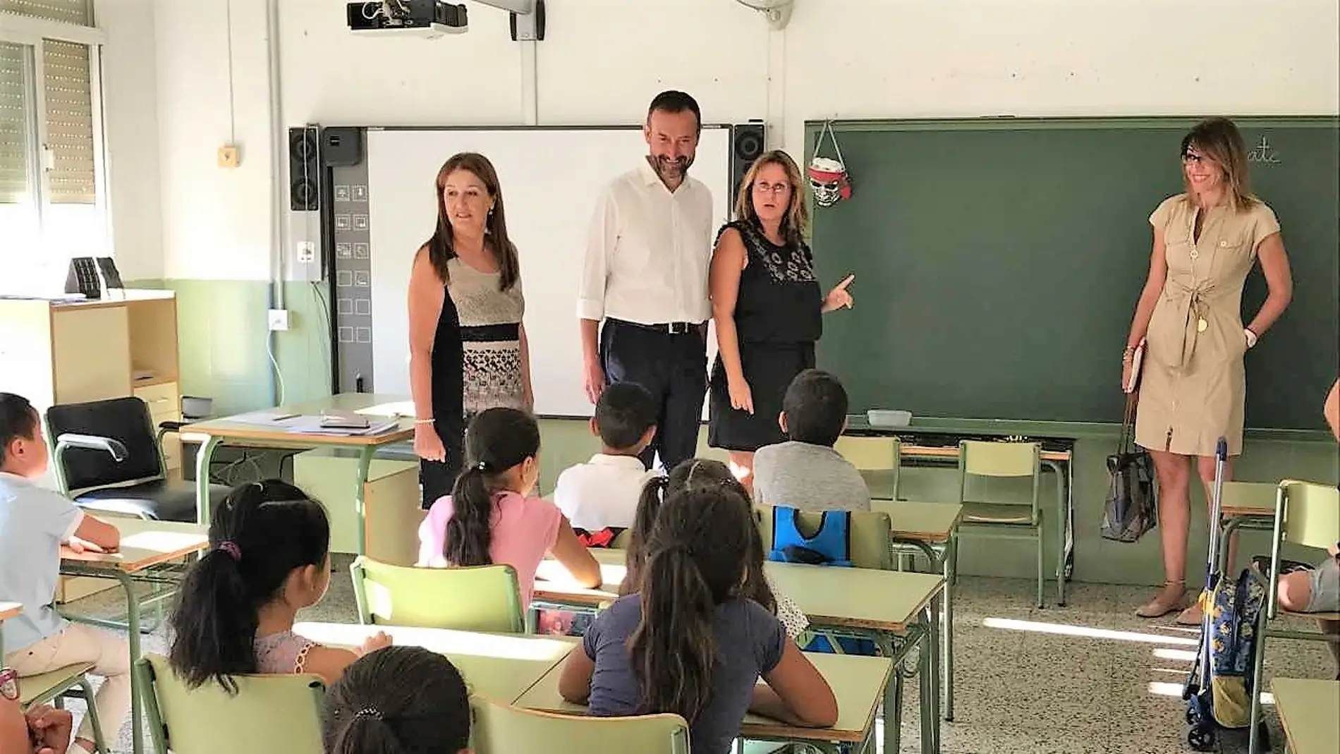 El alcalde de Elche en un colegio de la ciudad el primer día del curso 2017-2018