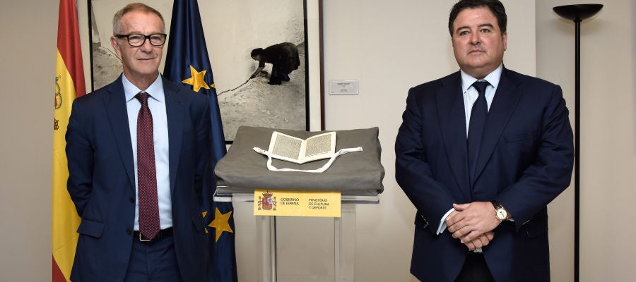 El ministro de Cultura, José Guirao, con el incunable de Colón El ministro de Cultura, José Guirao, con el incunable de Colón