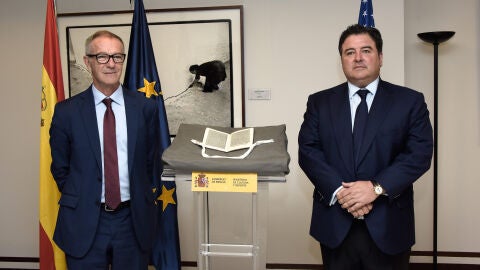 El ministro de Cultura, Jos&eacute; Guirao, con el incunable de Col&oacute;n