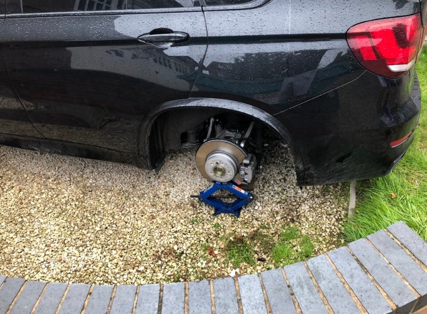 Ryan Bennett, defensa del Wolverhampton, pide ayuda para encontrar las cuatro ruedas robadas de su coche Ryan Bennett, defensa del Wolverhampton, pide ayuda para encontrar las cuatro ruedas robadas de su coche