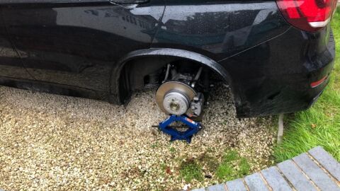 Imagen del coche de Ryan Bennett sin ruedas