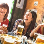 Chicas bebiendo cerveza