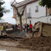 Estado de algunas calles tras la inundación en Cebolla