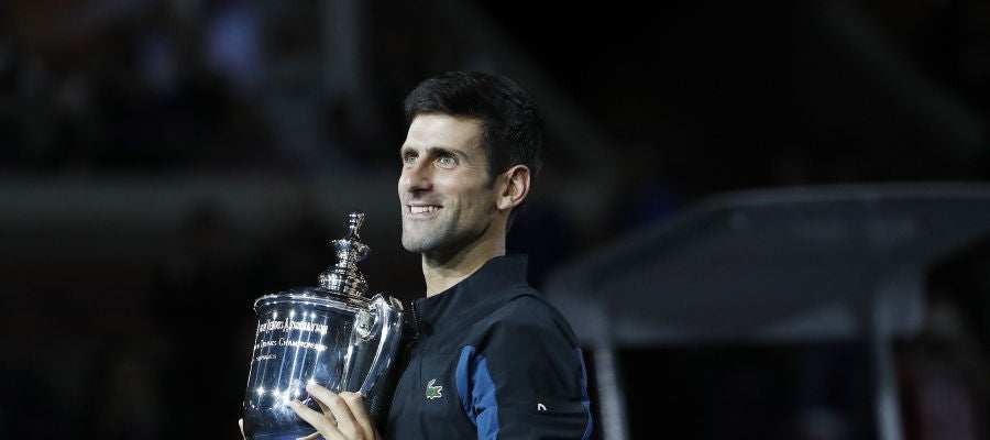 Djokovic posa con el trofeo del US Open Djokovic posa con el trofeo del US Open