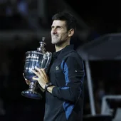 Djokovic posa con el trofeo del US Open Djokovic posa con el trofeo del US Open