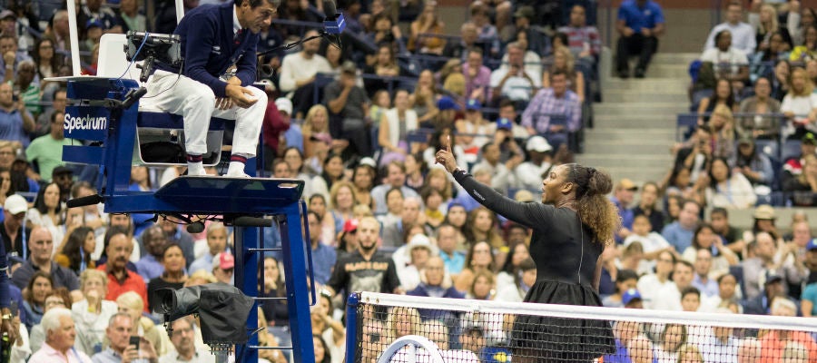 Serena Williams discute con el juez de silla en la final del US Open Serena Williams discute con el juez de silla en la final del US Open