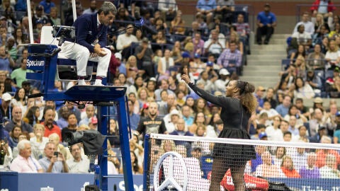Serena Williams discute con el juez de silla en la final del US Open