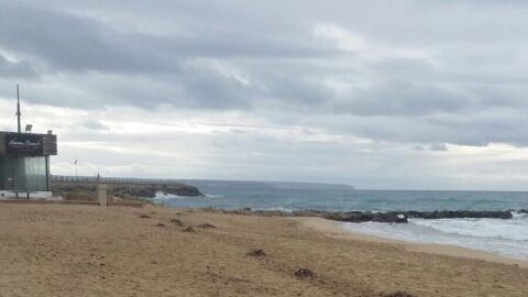 La playa de Can Pere Antoni luce bandera roja tras las lluvias.