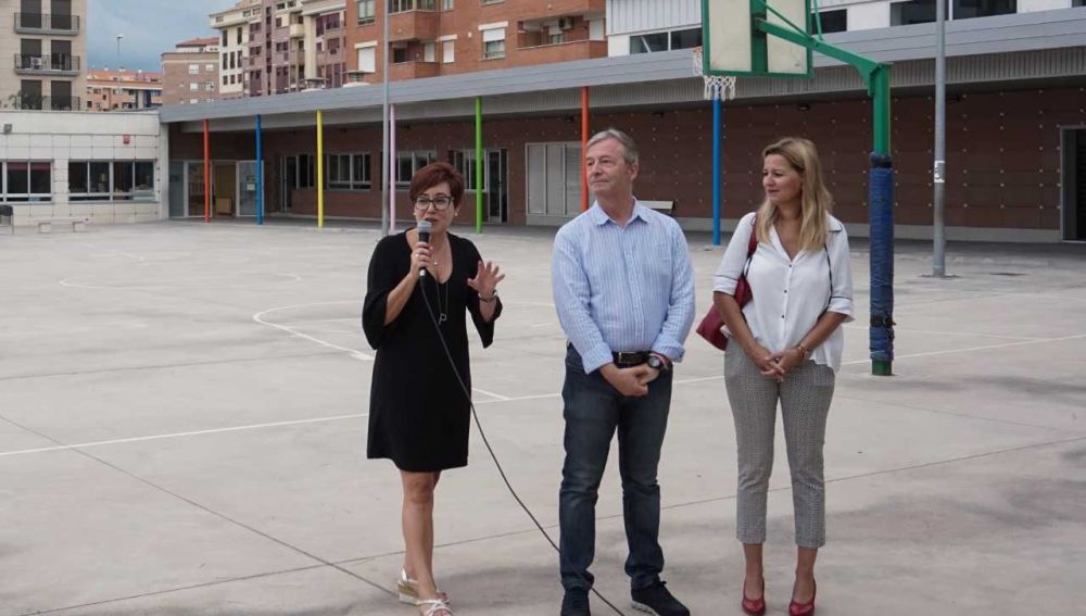 El regidor d'Educació, Eduardo Pérez, i la coordinadora general d'Alcaldia, Silvia Gómez, han donat la benvinguda al curs  en el  col•legi Angelina Abad.