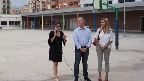 El regidor d'Educació, Eduardo Pérez, i la coordinadora general d'Alcaldia, Silvia Gómez, han donat la benvinguda al curs en el col•legi Angelina Abad. Un total de 7.974 alumnes inicien aquesta setmana el curs escolar en els centres docents de Vila-real.