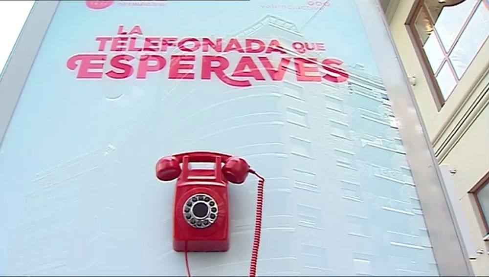 Una cabina de teléfono instalada en Valencia sonará cada diez minutos para dar empleo a mayores de 55 años