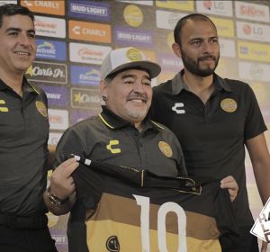 Maradona, en su presentación con el Dorados Maradona, en su presentación con el Dorados