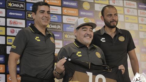 Maradona, en su presentaci&oacute;n con el Dorados