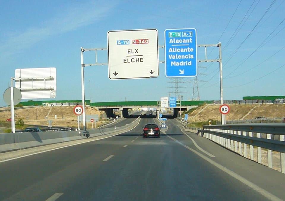 El Ministerio de Fomento rechaza mejorar la señalización de Elche en las carreteras de la red nacional porque la ciudad es “destino secundario” El Ministerio de Fomento rechaza mejorar la señalización de Elche en las carreteras de la red nacional porque la ciudad es “destino secundario”