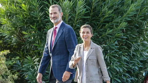 Los Reyes de España tras acompañar a sus hijas al colegio Los Reyes de España tras acompañar a sus hijas al colegio