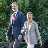 Los Reyes de España tras acompañar a sus hijas al colegio 