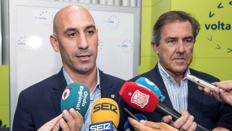 Luis Rubiales habla ante los medios de comunicaci&oacute;n