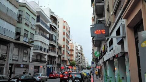 Term&oacute;metro en una calle de Elche