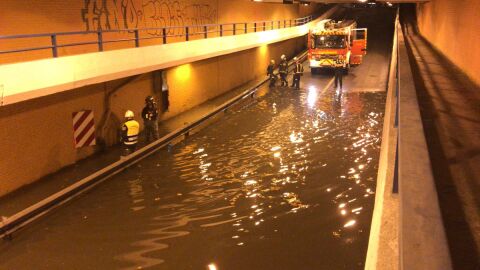 Un t&uacute;nel inundado en Madrid tras la tormenta de este martes