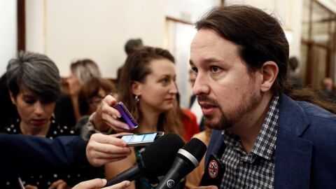 Pablo Iglesias en los pasillos del Congreso
