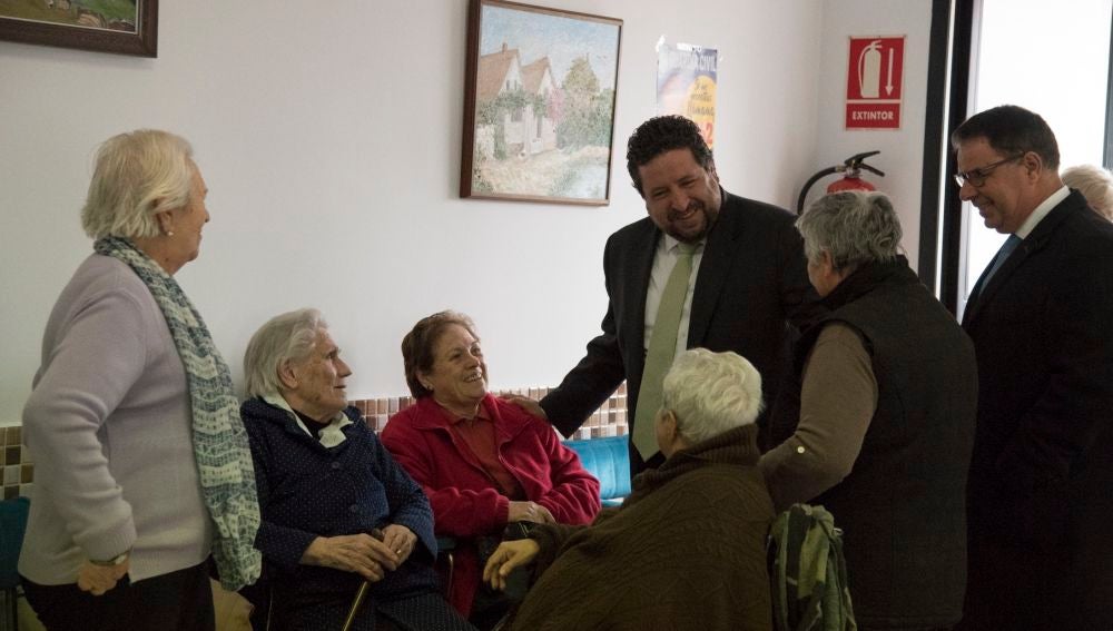 Javier Moliner, presidente de la Diputación, con personas mayores de la provincia. 