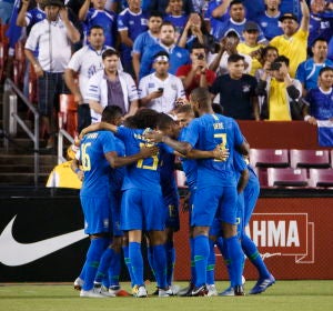 la selección brasileña celebra un gol la selección brasileña celebra un gol