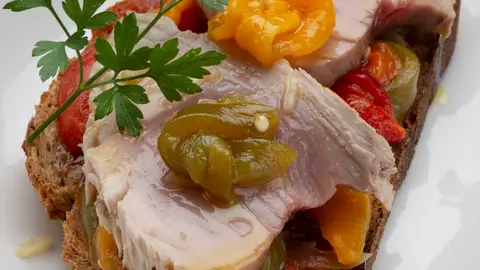 Tostas de bonito y pimientos. Tostas de bonito y pimientos.