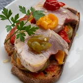 Tostas de bonito y pimientos. Tostas de bonito y pimientos.