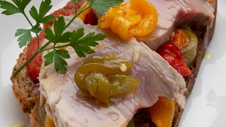 Karlos Argui&ntilde;ano en tu cocina - Tostas de bonito y pimiento 