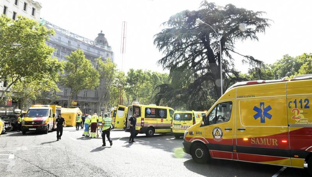 Los servicios de emergencias en las inmediaciones del Hotel Ritz de Madrid