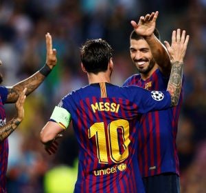 Messi celebra con Suárez y Arturo Vidal un gol ante el PSV Messi celebra con Suárez y Arturo Vidal un gol ante el PSV