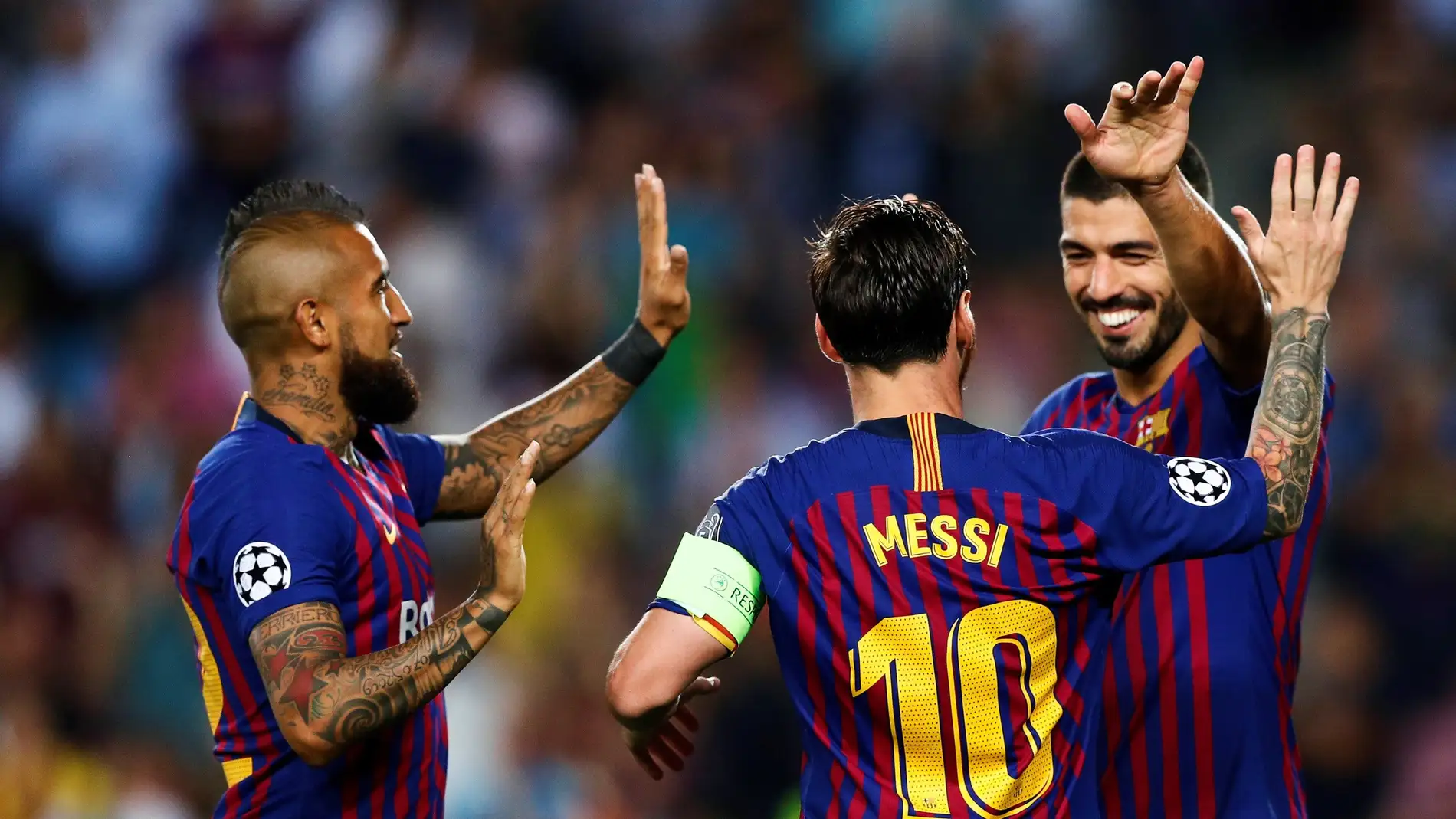 Messi celebra con Suárez y Arturo Vidal un gol ante el PSV