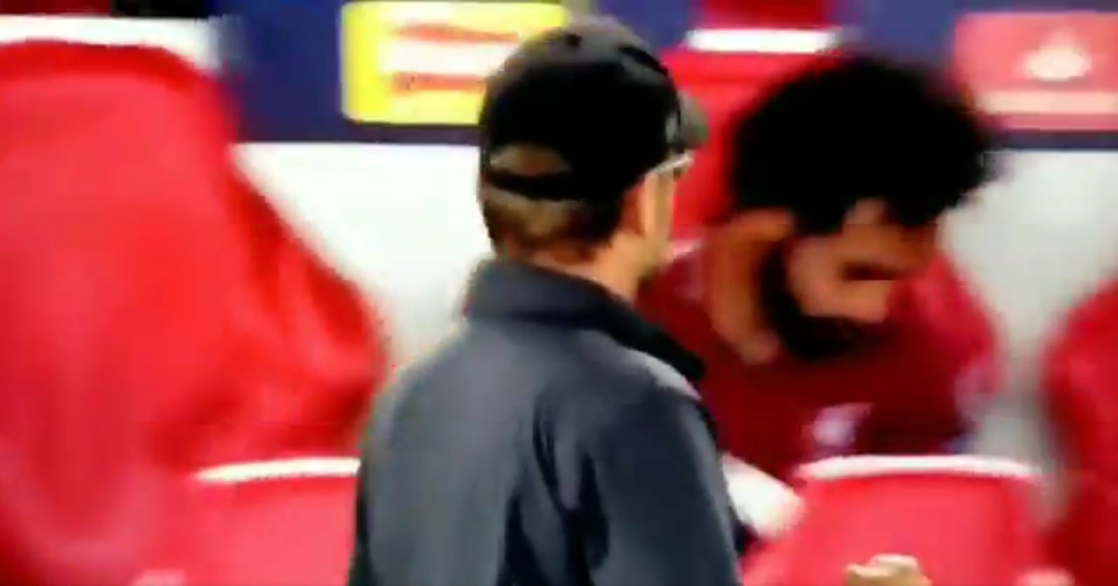 El gesto de Salah del que todos hablan en Inglaterra: ¿se enfadó con el gol de Firmino ante el PSG? El gesto de Salah del que todos hablan en Inglaterra: ¿se enfadó con el gol de Firmino ante el PSG?