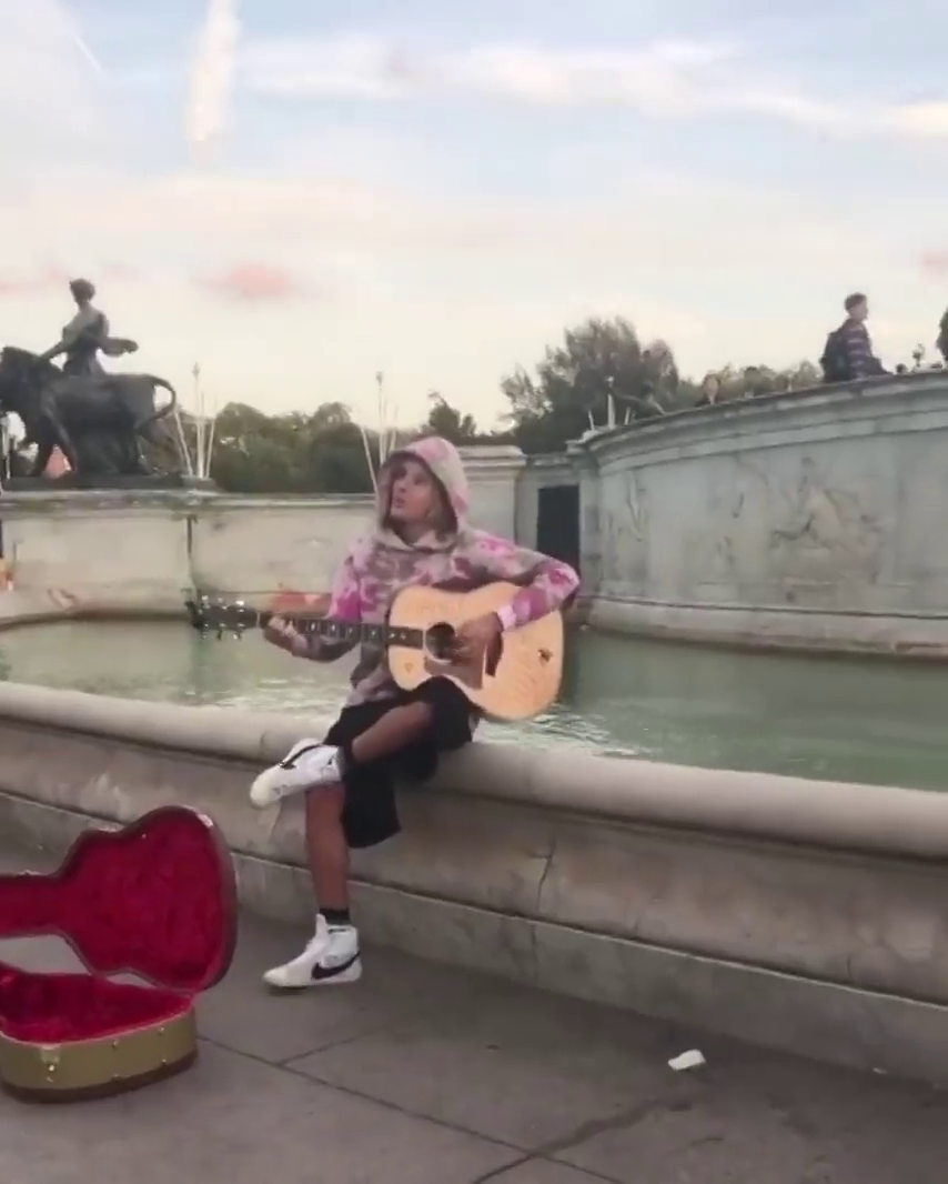 Justin Bieber dedica una serenata a Hailey Baldwin en las calles de Londres Justin Bieber dedica una serenata a Hailey Baldwin en las calles de Londres