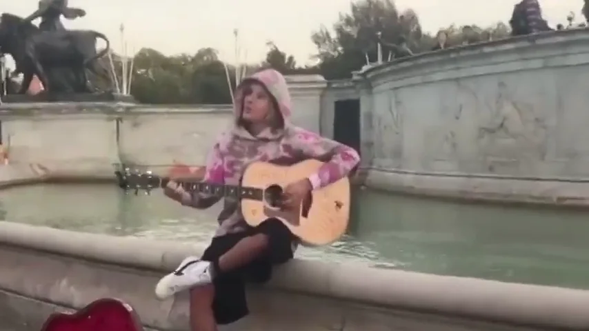 Justin Bieber le dedica una serenata a Hailey Baldwin en las calles de Londres