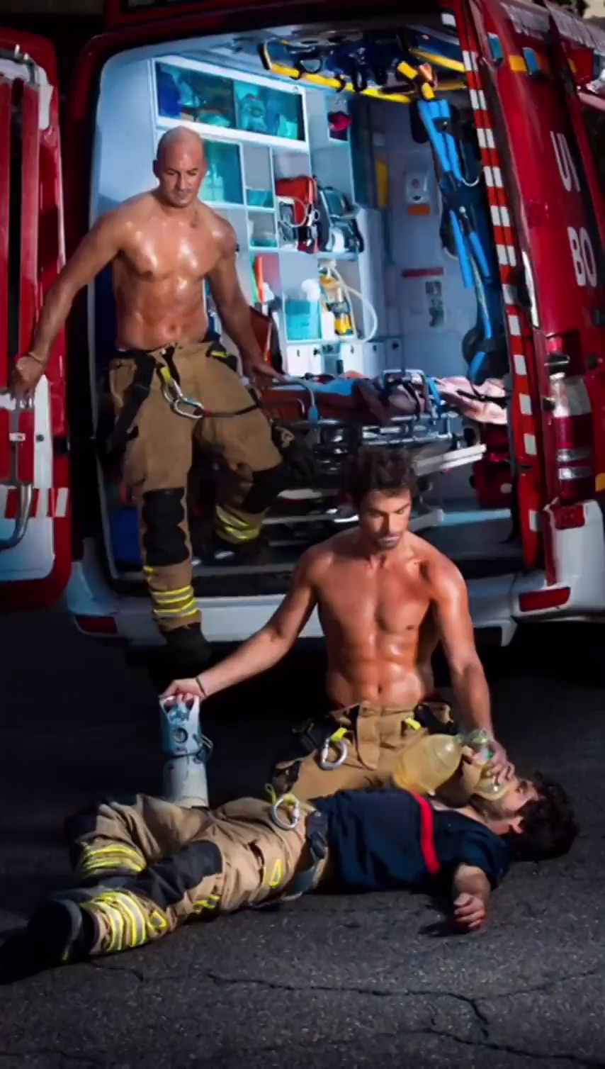 Podemos autoriza el calendario los bomberos de Zaragoza, pero aplicando photoshop Podemos autoriza el calendario los bomberos de Zaragoza, pero aplicando photoshop