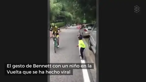 El bonito gesto del ciclista George Bennett con un niño que le animaba en la Vuelta El bonito gesto del ciclista George Bennett con un niño que le animaba en la Vuelta